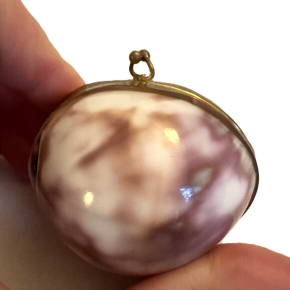 Vintage Cowrie Shell Brass Hinged Trinket Box, Kiss-Lock Closure, Delicate - Picture 3 of 4